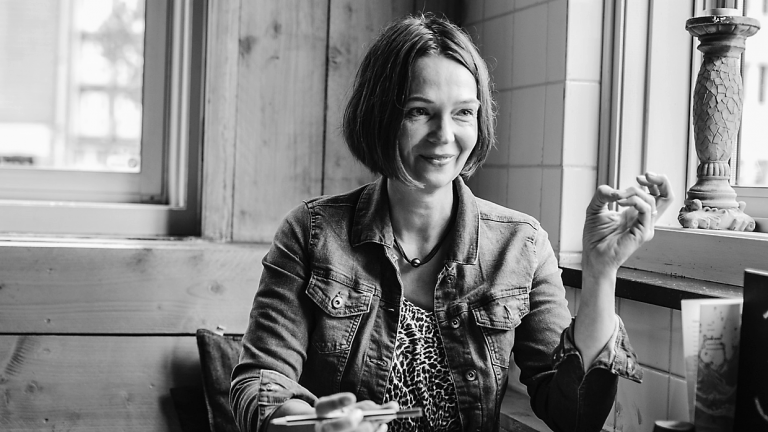Loopbaancoach Francien in gesprek aan tafel